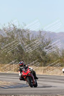 media/Dec-01-2025-Moto Forza (Mon) [[2daa91e15f]]/3-Beginner Group/Session 3 (Turn 3)/